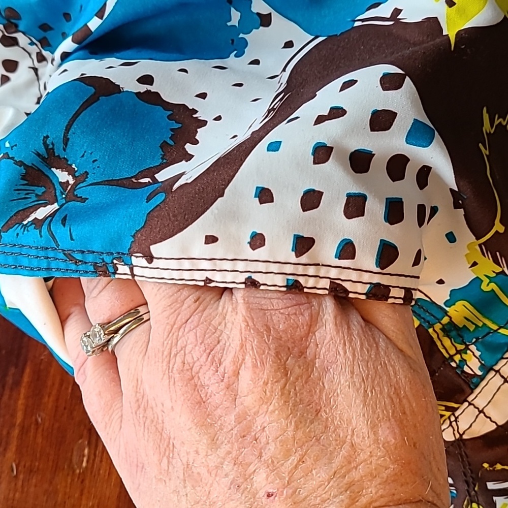 Like new 5 pocket men's shorts/ swim trunks. Mesh interior. - Picture 6 of 12